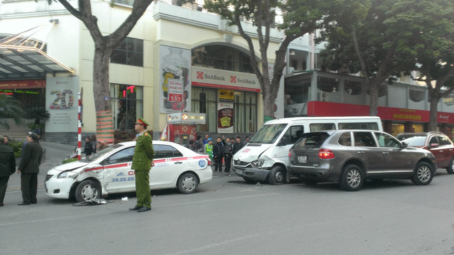 "Xế hộp" Porsche đâm liên hoàn 3 xe giữa trung tâm Hà Nội ảnh 1
