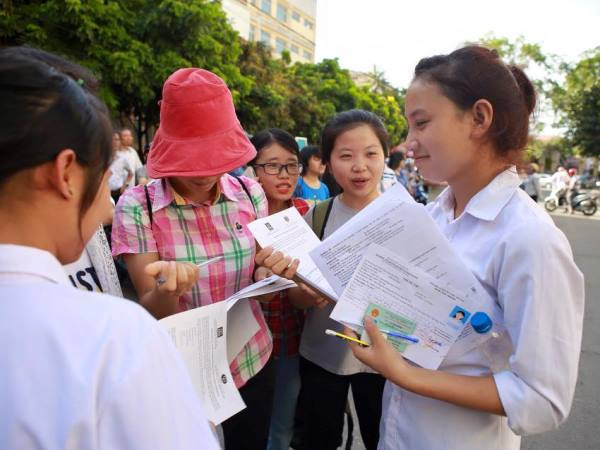 "Đề văn đã đề cập những vấn đề thiết thực với giới trẻ" ảnh 1