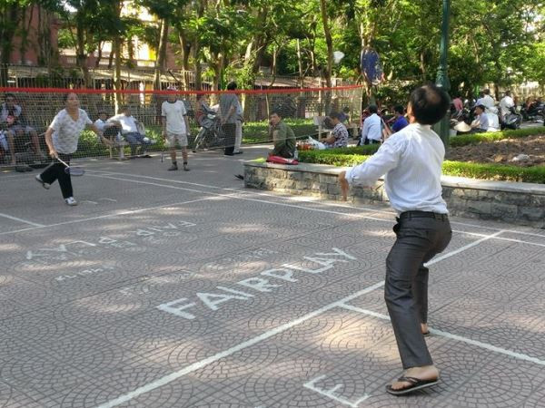 [Video] Chờ con thi, phụ huynh tranh thủ chơi cầu lông ở cổng trường ảnh 1