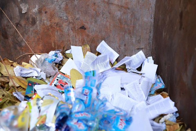 [Photo] Kết thúc môn Lịch sử, phao thi rải khắp trường ảnh 5