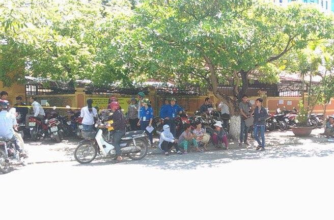 Một phụ huynh bị đột quỵ do nắng nóng khi đưa con đi thi ảnh 1