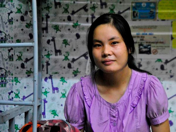 Nữ thí sinh rửa bát thuê lấy tiền dự thi trung học phổ thông ảnh 1