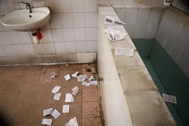 [Photo] Kết thúc môn Lịch sử, phao thi rải khắp trường ảnh 4