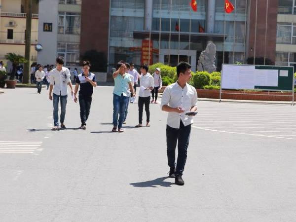 Đề thi môn Toán không quá khó, thí sinh vui vẻ rời phòng thi sớm ảnh 1