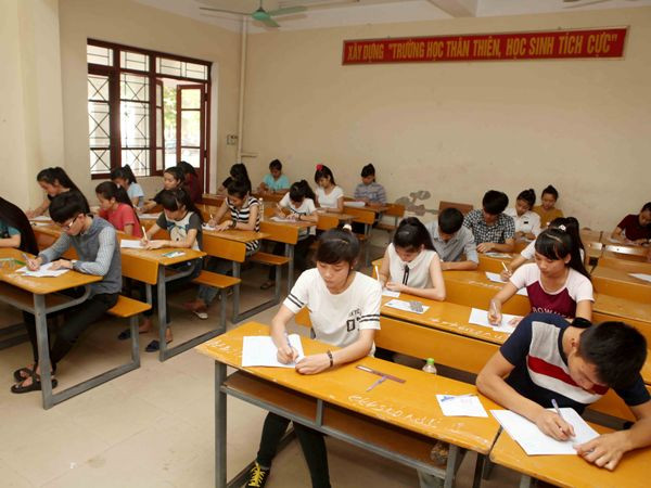 Phát hiện đối tượng sử dụng công nghệ cao đọc lời giải vào phòng thi ảnh 1