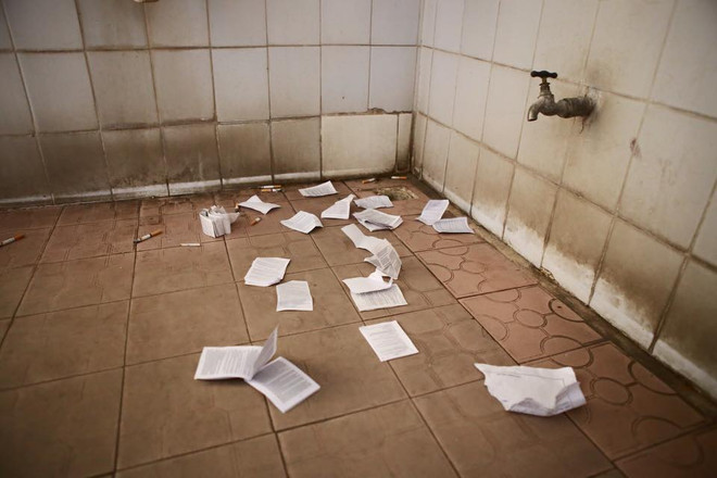 [Photo] Kết thúc môn Lịch sử, phao thi rải khắp trường ảnh 3