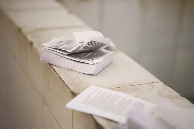 [Photo] Kết thúc môn Lịch sử, phao thi rải khắp trường ảnh 2