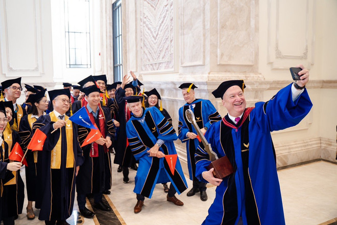 Thầy hiệu trưởng mời sinh viên cùng cafe, chuyện trò mỗi sáng ảnh 1