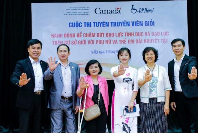 Chị Lê Thúy Hằng (mặc áo dài) đã nỗ lực vượt qua khó khăn của bản thân để vươn lên. (Ảnh: NVCC) hang 2.jpg