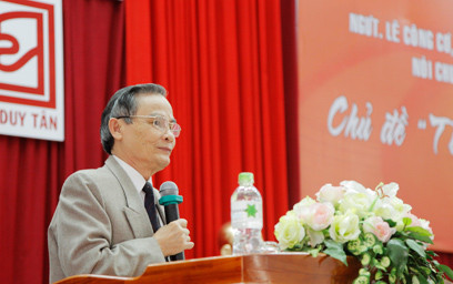 Nhà giáo Lê Công Cơ chia sẻ với sinh viên. (Ảnh: duytan.edu) Lãnh đạo đại học dân lập đầu tiên được phong Anh hùng lao động ảnh 2