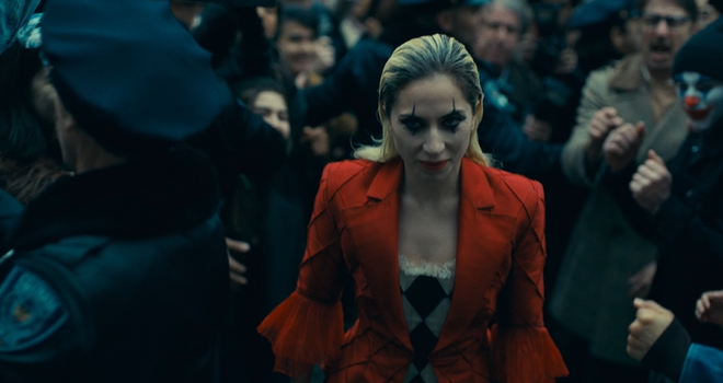 Lady Gaga trong tạo hình Harley Quinn - đồng phạm và tình nhân của Joker. (Ảnh từ phim) 6.png