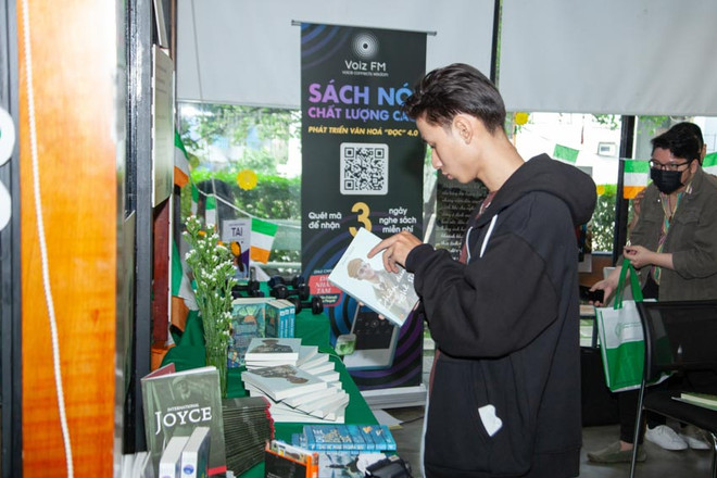 Thưởng thức các tác phẩm văn học Ireland tại phố đi bộ dịp cuối tuần ảnh 1