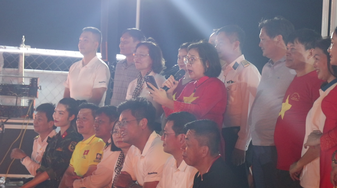 Phần ngâm thơ xúc động về biển đảo của đại biểu Lê Oanh, đoàn Bộ Nội vụ. (Ảnh: PV/Vietnam+) vnp thi thơ.png