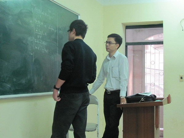 Giờ học của thầy và trò trường Trung học phổ thông chuyên Khoa học Tự nhiên, Đại học Tự nhiên, Đại học Quốc gia Hà Nội. (Ảnh: Phạm Mai/Vietnam+) Gia hạn thời gian nhận hồ sơ Học bổng Giáo viên xuất sắc Fulbright ảnh 1