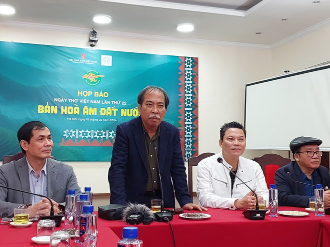 (Từ trái sang) Nhà thơ Hữu Việt, nhà thơ Nguyễn Quang Thiều, đạo diễn Lê Quý Dương và nhà thơ Trần Đăng Khoa - thành viên Ban Tổ chức. (Ảnh: Minh Thu/Vietnam+) vnp_ngaytho.jpg