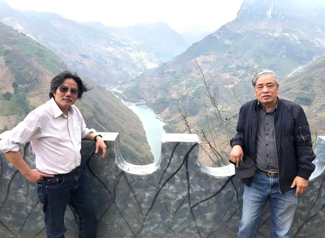 Nhà báo Ngô Hà Thái và nhà báo Trần Mai Hưởng (phải) trên đèo Mã Pì Lèng tháng 3/2021. (Ảnh: NVCC) theodau.jpg