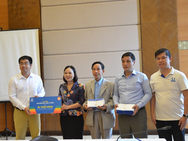 Trao 100 suất học bổng trực tuyến cho học sinh Nghệ An ảnh 1