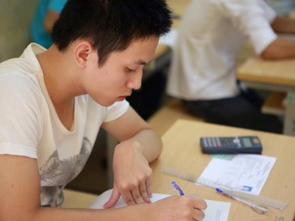 Thí sinh dự thi Tốt nghiệp Trung học phổ thông. (Ảnh: Phạm Mai/Vietnam+) Các loại máy tính bỏ túi được mang vào phòng thi Tốt nghiệp THPT 2021 ảnh 1