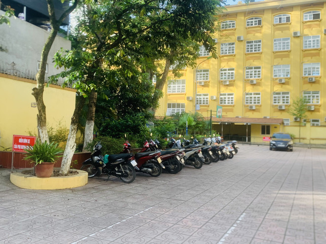 Nhiều điểm thi bố trí phòng chờ cho phụ huynh tránh nắng nóng ảnh 6