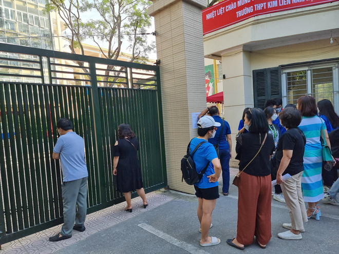 Thí sinh, phụ huynh hồi hộp khi môn thi đầu tiên vào lớp 10 bắt đầu ảnh 2