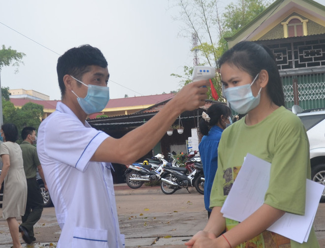 Thí sinh dự tốt nghiệp trung học phổ thông. (Ảnh: CTV/Vietnam+) Tranh luận về giảm điểm cộng ưu tiên khu vực với thí sinh điểm cao ảnh 2