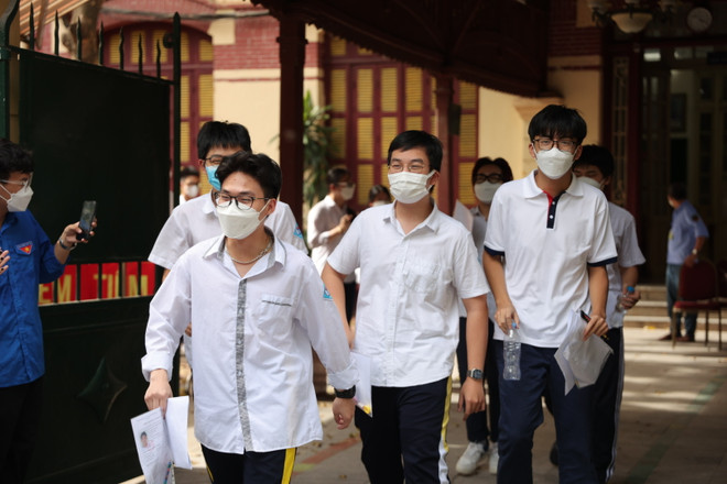 Đề môn Toán không quá khó, thí sinh rạng rỡ rời khỏi phòng thi ảnh 1