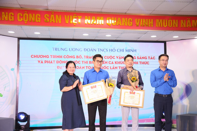 Ban tổ chức trao giải nhất cho tác giả ca khúc "Sứ mệnh Thanh niên". (Ảnh: BTC) Ca khúc "Sứ mệnh Thanh niên" được lựa chọn là bài hát của Đại hội Đoàn ảnh 1