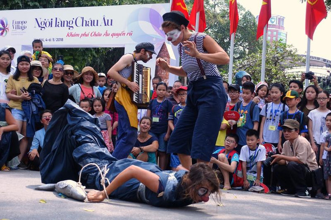 Nghệ thuật đường phố tại chương trình Ngôi làng châu Âu lần đầu tiên năm 2018. (Ảnh: BTC) Trải nghiệm sự đa dạng của văn hóa châu Âu giữa lòng Hà Nội ảnh 1