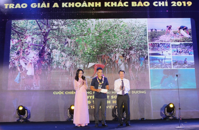 Ông Nguyễn Đức Lợi, Ủy viên Trung ương Đảng, Tổng Giám đốc Thông tấn xã Việt Nam trao Giải A cho tác giả Tất Sơn.(Ảnh: Thành Đạt/TTXVN) Phóng viên VietnamPlus giành Giải B ‘Khoảnh khắc báo chí 2019’ ảnh 2