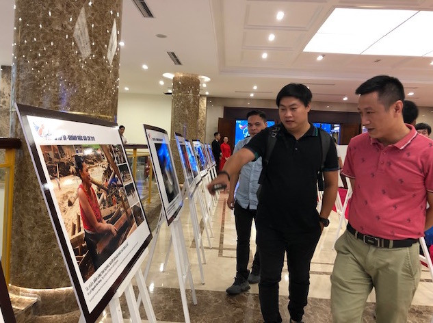 Những tác phẩm tiêu biểu được trưng bày trong khuôn khổ lễ trao giải. (Ảnh: PV/Vietnam+) Phóng viên VietnamPlus giành Giải B ‘Khoảnh khắc báo chí 2019’ ảnh 1