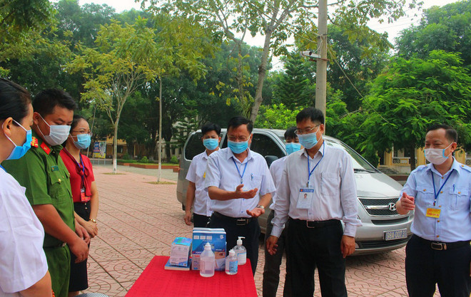 Ban chỉ đạo thi tốt nghiệp trung học phổ thông tỉnh Bắc Giang kiểm tra công tác chuẩn bị tại điểm thi. (Ảnh: Sở Giáo dục và Đào tạo Bắc Giang) Các tỉnh vùng dịch ráo riết chuẩn bị cho Kỳ thi tốt nghiệp THPT ảnh 2