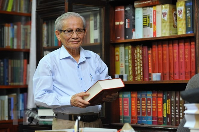 Trong cuốn sách này, Giáo sư Phan Huy Lê (1934-2018) có bài "Nghiên cứu làng Việt: thực trạng và triển vọng." (Ảnh: Minh Đức/TTXVN) phanhuyle.jpg