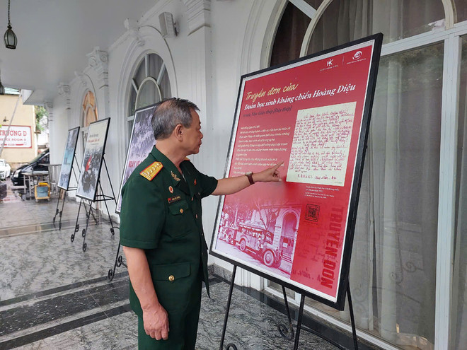 Một cựu chiến binh tham quan triển lãm. (Ảnh: Minh Thu/Vietnam+) vnp_trienlamhanoi.jpg