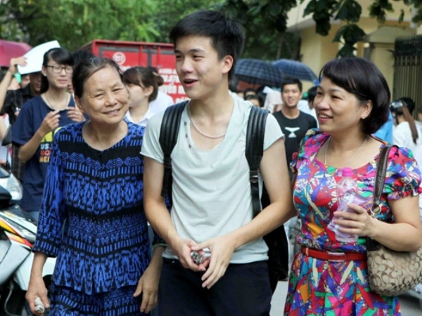 Sợ nắng nóng, tắc đường, sỹ tử khăn gói lên Thủ đô sớm ảnh 1