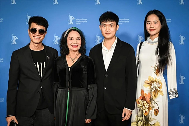 Đạo diễn Phạm Ngọc Lân cùng Nghệ sỹ Nhân dân Minh Châu, các diễn viên Hoàng Hà, Xuân An. (Ảnh: Liên hoan Phim Berlin) 2-17088301614561228339969.webp
