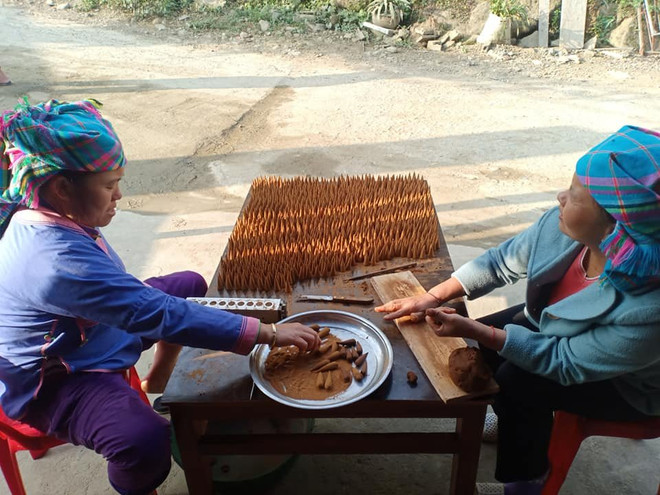 Chế biến hương thảo dược từ dược liệu dư thừa trong công đoạn nhuộm vải. (Ảnh: NVCC) Nữ giám đốc người Mông: Làm giàu từ nghề thổ cẩm truyền thống ảnh 3