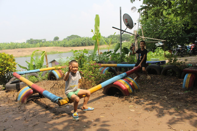 Chiếc điện thoại nối dài nhịp học tập ở xóm phao sông Hồng ảnh 4