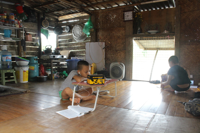 Chiếc điện thoại nối dài nhịp học tập ở xóm phao sông Hồng ảnh 2