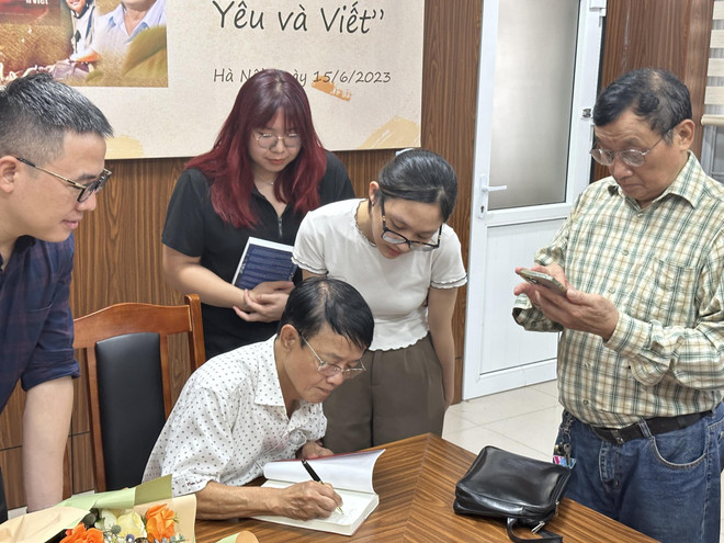 'Vua phóng sự' Huỳnh Dũng Nhân kể chuyện '40 năm-Đi, yêu và viết' ảnh 3