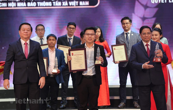 Phóng viên Võ Mạnh Hùng - Báo Điện tử VietnamPlus với giải A tại Giải báo chí Quốc gia năm 2021. (Ảnh: Hoài Nam/Vietnam+) Giải thưởng Báo chí Quốc gia 2022: Ghi nhận và tôn vinh 124 tác phẩm ảnh 2