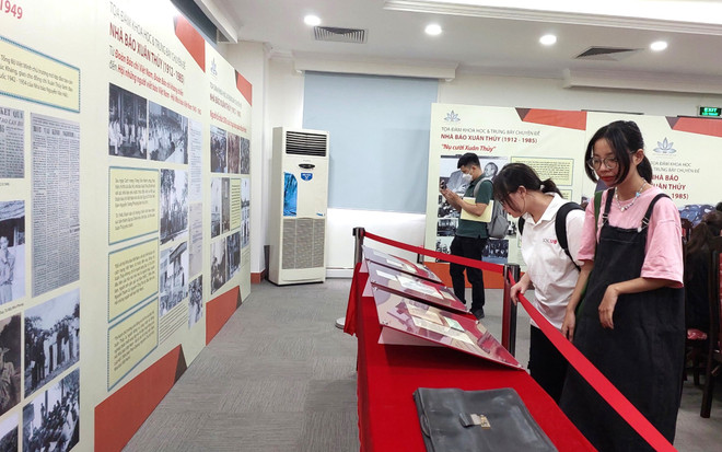 Khách tham quan trưng bày hơn 20 tài liệu, hiện vật về nhà báo Xuân Thủy trong khuôn khổ tọa đàm. (Ảnh: Minh Thu/Vietnam+) Nhà báo Xuân Thủy: Hơn nửa thế kỷ dùng ngòi bút ‘xoay vần thời thế’ ảnh 1