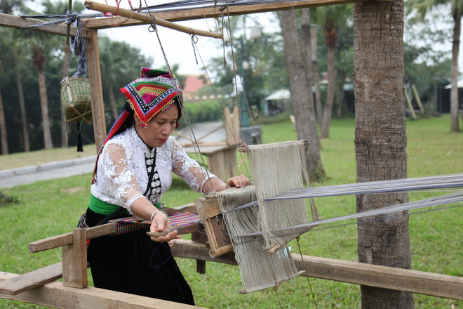 Trình diễn tinh hoa của nghề dệt thổ cẩm tại Làng Văn hóa-Du lịch ảnh 1