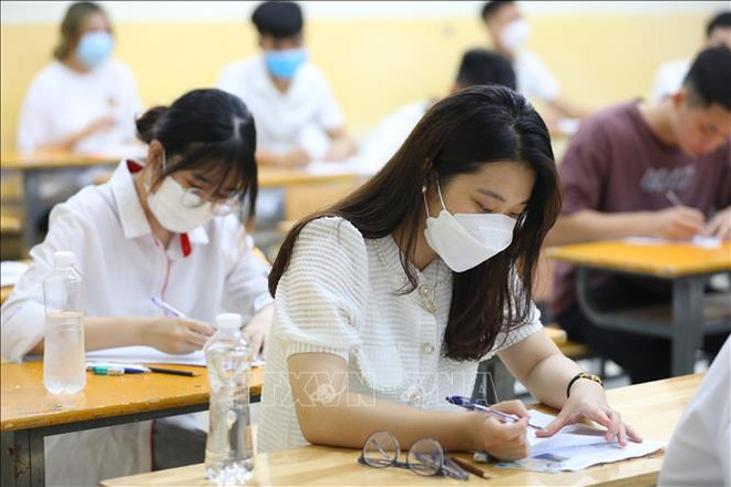 Thí sinh dự thi tốt nghiệp trung học phổ thông. (Ảnh: TTXVN) Tuyển sinh ĐH 2024: Hoàn thiện phương thức theo hướng đơn giản hóa ảnh 1