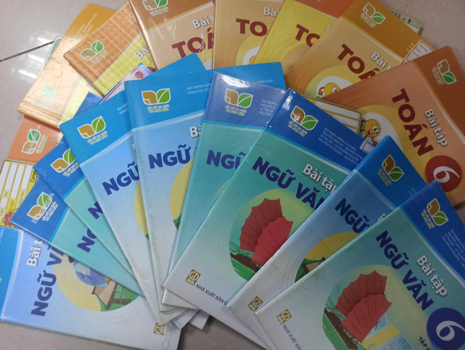 Sách bài tập bán kèm sách giáo khoa trong chương trình giáo dục phổ thông mới. (Ảnh: PV/Vietnam+) Đề nghị Quốc hội xem xét giao Bộ GD-ĐT biên soạn sách giáo khoa ảnh 2