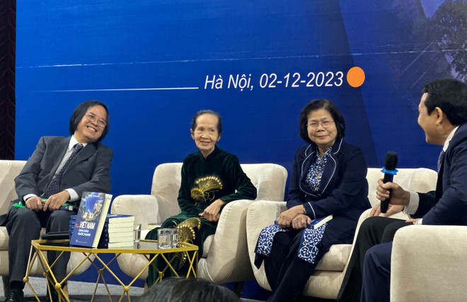 Giáo sư Trần Văn Thọ (ngoài cùng bên trái) chia sẻ cùng các khách mời tại tọa đàm. (Ảnh: PV/Vietnam+) sach-5-8641.jpg