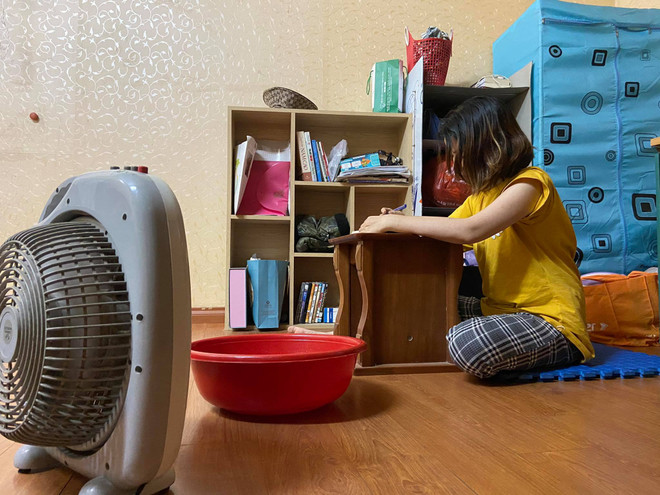 Hà Nội: Sinh viên ở trọ vật vã ôn thi trong ‘chảo lửa’ mùa Hè ảnh 1