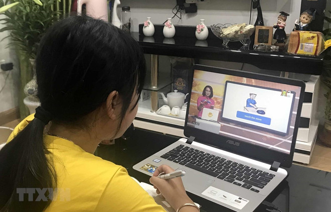 Học sinh ở nhiều địa phương sẽ phải học trực tuyến ngay từ đầu năm học mới. (Ảnh: TTXVN) Chương trình giáo dục mới: Cần đánh giá đúng để triển khai phù hợp ảnh 2