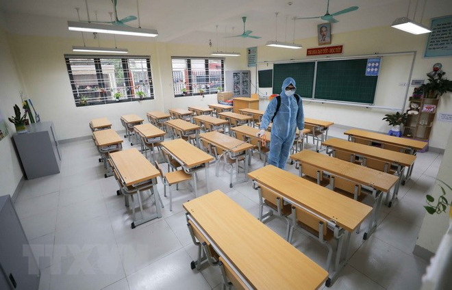 Các trường phun khử khuẩn trước khi đón học sinh trở lại. (Ảnh: TTXVN) Dịch COVID-19 phức tạp, nhiều địa phương thay đổi kế hoạch năm học ảnh 2