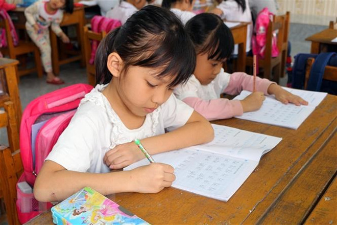 (Ảnh minh họa: TTXVN) Chương trình giáo dục mới: Cần đánh giá đúng để triển khai phù hợp ảnh 1