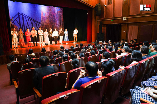 Các nghệ sỹ mong mỏi trở lại những ngày sân khấu sáng đèn. (Ảnh: Nhá hát kịch Việt Nam) Nghệ sỹ quay cuồng tìm hướng đi mới trong đại dịch COVID-19 ảnh 1